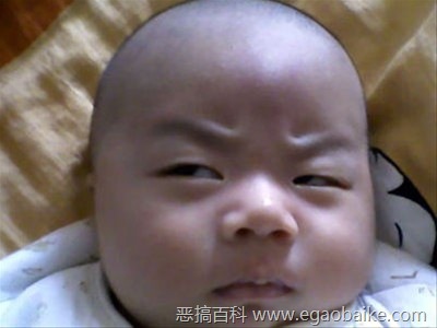 鄙視或不屑的眼神