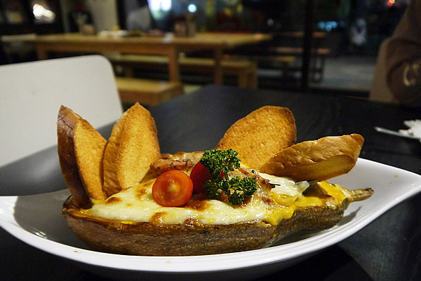 Aqua Kiss 水吻2  Surfer店：熱情有勁的南洋風味料理～內湖美食Aqua Kiss 水吻2 Surfer店