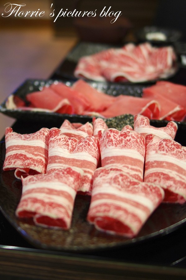 嚴選鍋品食尚養生麻辣鴛鴦鍋：台北大同區美食~嚴選鍋品食尚麻辣鴛鴦鍋~有鱘龍魚的火鍋店