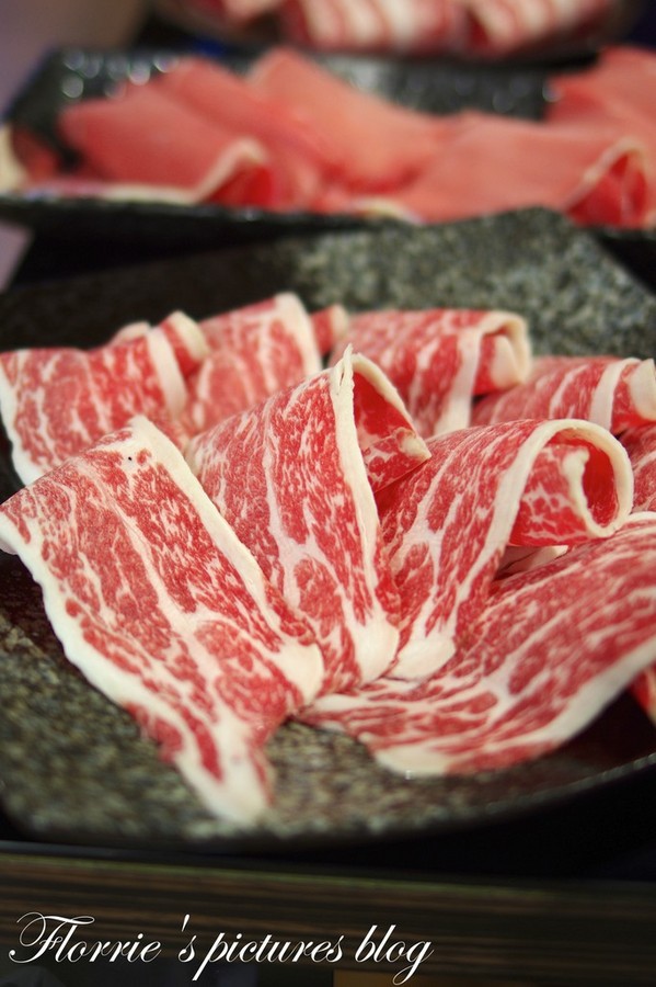 嚴選鍋品食尚養生麻辣鴛鴦鍋：台北大同區美食~嚴選鍋品食尚麻辣鴛鴦鍋~有鱘龍魚的火鍋店