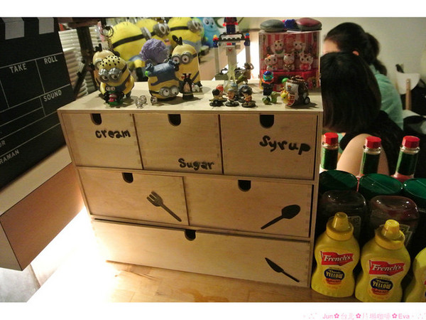 片場咖啡 Film Studio Cafe:【食記】oO。。台北 片場咖啡 來就送超可愛的小小兵餅乾(minion),讓可愛的它陪妳(你)一起吃飯o○。