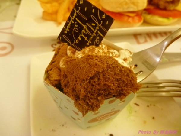 LadyEmma艾瑪鬆餅屋(忠孝店):【口碑券四】香濃美味巧克力布朗尼鬆餅-LadyEmma艾瑪鬆餅屋