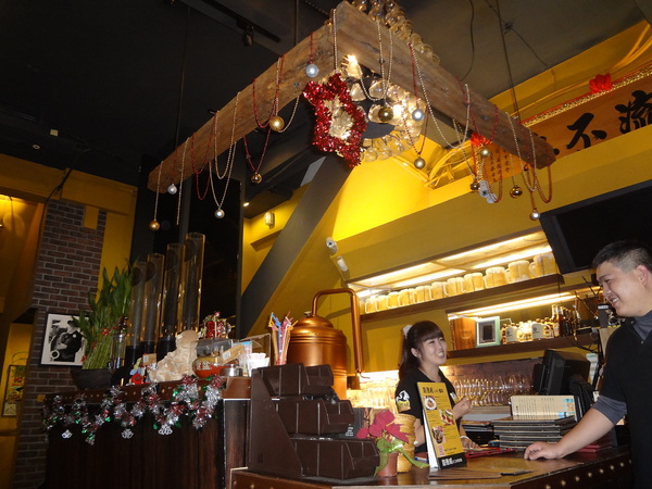 路德威手工啤酒餐廳：1021201[官本金文愛台灣口碑券第18彈]路德威手工啤酒餐廳當大俠大口吃肉與大口喝啤酒的好地方