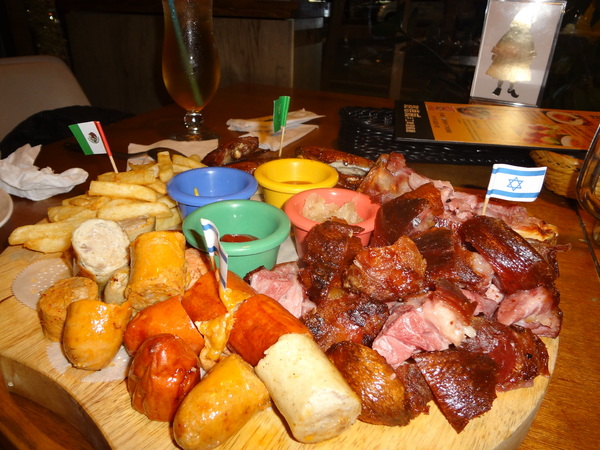 路德威手工啤酒餐廳：1021201[官本金文愛台灣口碑券第18彈]路德威手工啤酒餐廳當大俠大口吃肉與大口喝啤酒的好地方