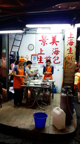 景美上海生煎包：【羽諾食記】景美夜市~大排長龍上海生煎包