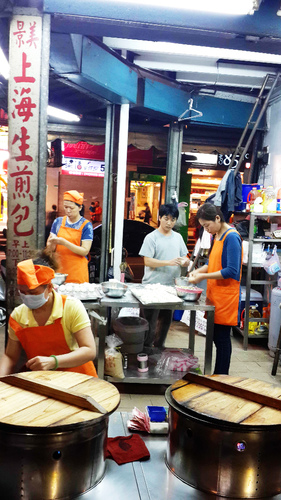 景美上海生煎包：【羽諾食記】景美夜市~大排長龍上海生煎包