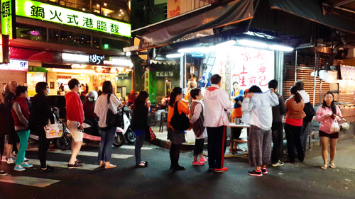 景美上海生煎包：【羽諾食記】景美夜市~大排長龍上海生煎包