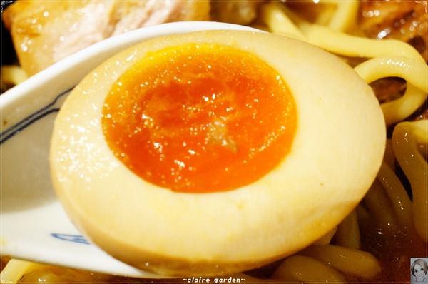 麵屋武藏(忠孝虎嘯店):台北 捷運忠孝敦化 麵屋武藏 虎嘯~好大的焢肉拉麵啊