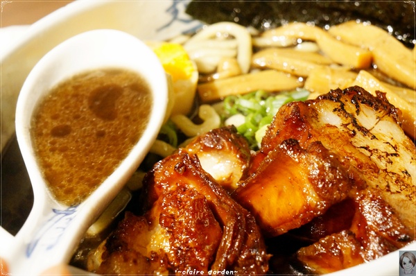 麵屋武藏(忠孝虎嘯店):台北 捷運忠孝敦化 麵屋武藏 虎嘯~好大的焢肉拉麵啊