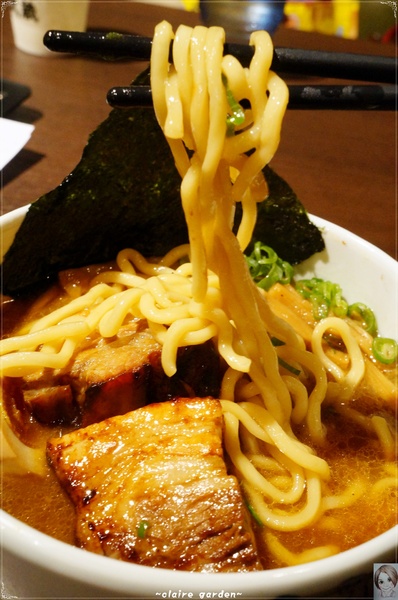 麵屋武藏(忠孝虎嘯店):台北 捷運忠孝敦化 麵屋武藏 虎嘯~好大的焢肉拉麵啊