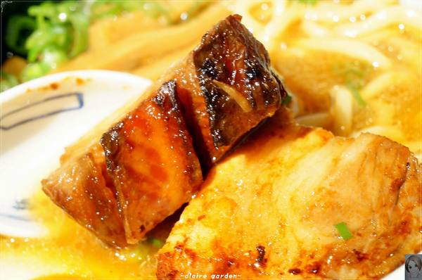 麵屋武藏(忠孝虎嘯店):台北 捷運忠孝敦化 麵屋武藏 虎嘯~好大的焢肉拉麵啊