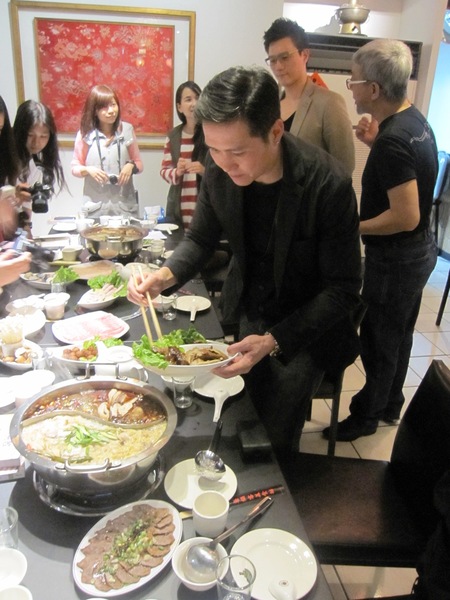 饕鍋:*口碑券*愛評飯團!跟著蔣偉文和梁師傅一起走訪明星最愛的【饕鍋】