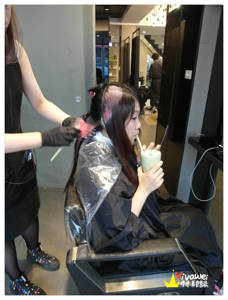 in% HAIR&CAFE:台北萬華區|全台首創!西門町商圈邊用頭髮邊享用美食『in% Hair Salon & Cafe』 女生染髮 男生剪髮 下午茶 早午餐 推薦