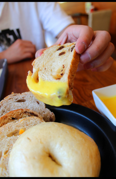 Dundas St.登打士街麵包美式主題餐廳：[淡江隱藏校園美食]手工麵包吃到飽？？？早午餐好便宜阿!!!!!