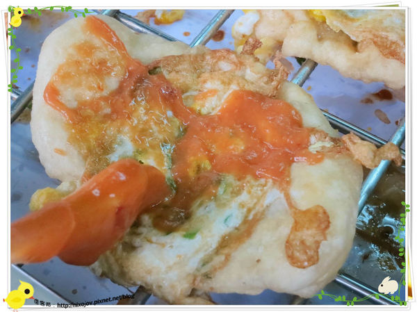 宜蘭-礁溪-柯氏蔥油餅-到此一遊，不吃遺憾-柯氏蔥油餅加蛋-甜辣醬