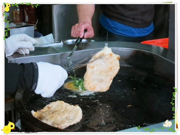 宜蘭-礁溪-柯氏蔥油餅-到此一遊，不吃遺憾-柯氏蔥油餅加蛋-炸油鍋炸蛋加蔥