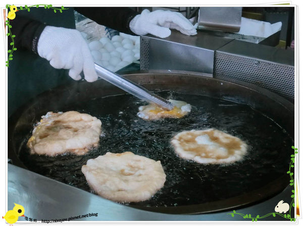 宜蘭-礁溪-柯氏蔥油餅-到此一遊，不吃遺憾-柯氏蔥油餅加蛋-炸油鍋炸蛋