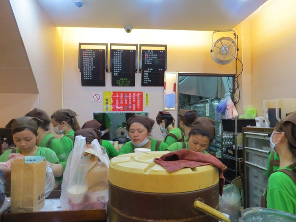 肉蛋土司:大排長籠但有效率的【台中肉蛋土司】