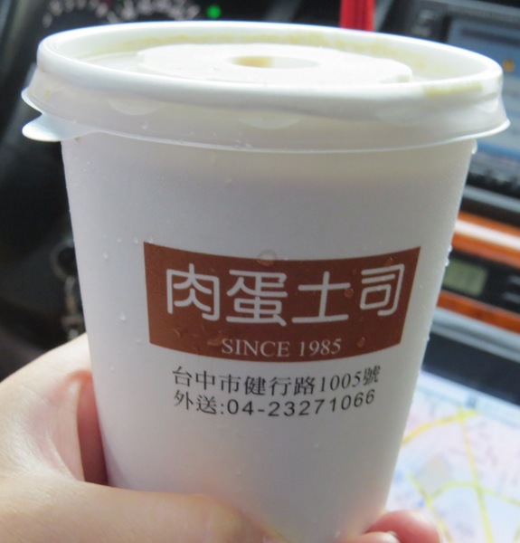 肉蛋土司:大排長籠但有效率的【台中肉蛋土司】