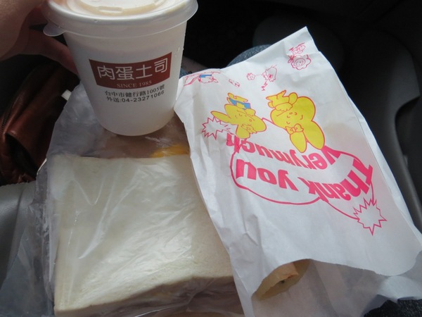 肉蛋土司:大排長籠但有效率的【台中肉蛋土司】