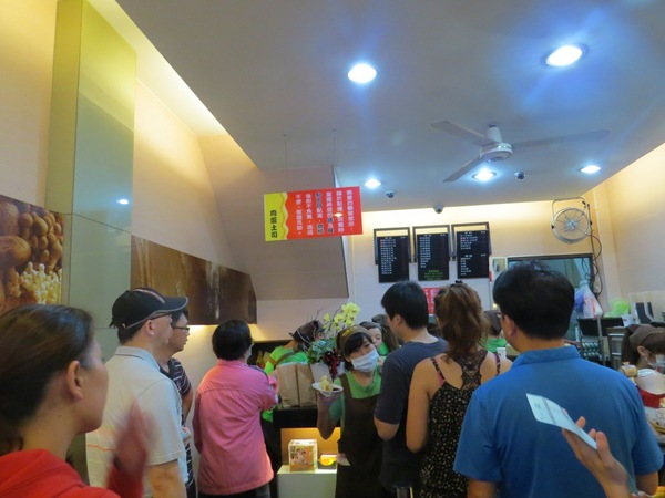 肉蛋土司:大排長籠但有效率的【台中肉蛋土司】