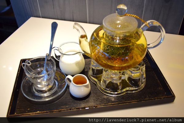 IOU Cafe:♥東門永康IOU鐵觀音珍珠 草莓拿破崙