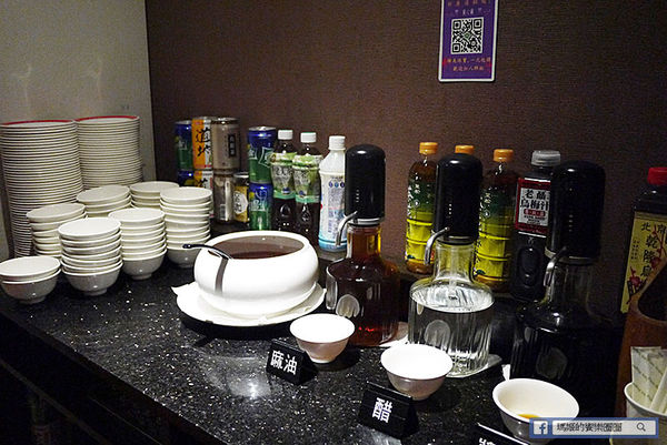 太和殿鴛鴦麻辣火鍋(台北總店):◆台北信義。捷運信義安和【太和殿麻辣火鍋—台北總店】港星藝人最愛麻辣鍋店。鴨血鍋底真的好好吃哦!