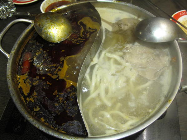 太和殿鴛鴦麻辣火鍋(台北總店):(胖樺食記)信義路上知名店家:太和殿鴛鴦麻辣火鍋。名過其實的單點式高價位火鍋店。