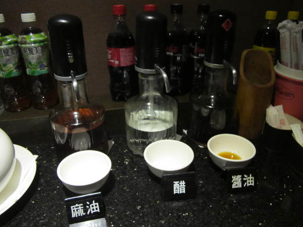 太和殿鴛鴦麻辣火鍋(台北總店):(胖樺食記)信義路上知名店家:太和殿鴛鴦麻辣火鍋。名過其實的單點式高價位火鍋店。