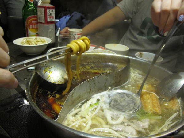 太和殿鴛鴦麻辣火鍋(台北總店):(胖樺食記)信義路上知名店家:太和殿鴛鴦麻辣火鍋。名過其實的單點式高價位火鍋店。