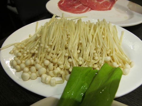 太和殿鴛鴦麻辣火鍋(台北總店):(胖樺食記)信義路上知名店家:太和殿鴛鴦麻辣火鍋。名過其實的單點式高價位火鍋店。