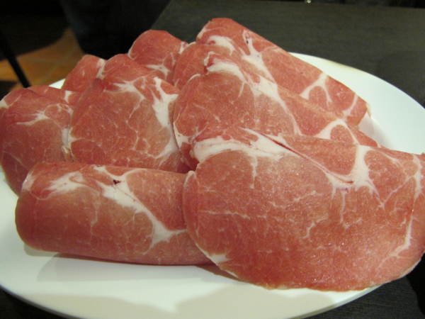 太和殿鴛鴦麻辣火鍋(台北總店):(胖樺食記)信義路上知名店家:太和殿鴛鴦麻辣火鍋。名過其實的單點式高價位火鍋店。