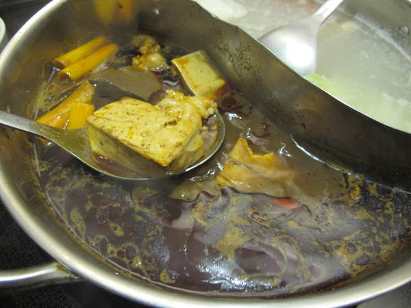 太和殿鴛鴦麻辣火鍋(台北總店):(胖樺食記)信義路上知名店家:太和殿鴛鴦麻辣火鍋。名過其實的單點式高價位火鍋店。