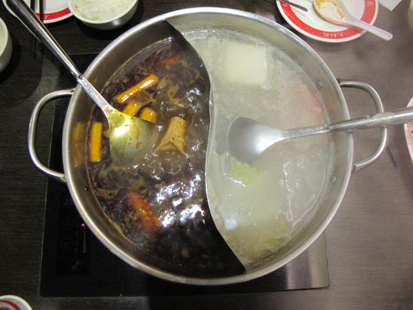 太和殿鴛鴦麻辣火鍋(台北總店):(胖樺食記)信義路上知名店家:太和殿鴛鴦麻辣火鍋。名過其實的單點式高價位火鍋店。