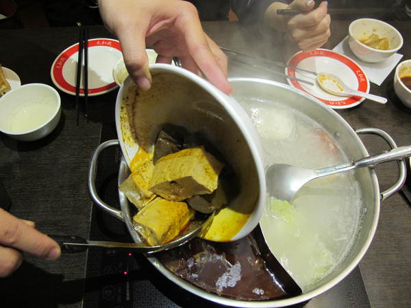 太和殿鴛鴦麻辣火鍋(台北總店):(胖樺食記)信義路上知名店家:太和殿鴛鴦麻辣火鍋。名過其實的單點式高價位火鍋店。