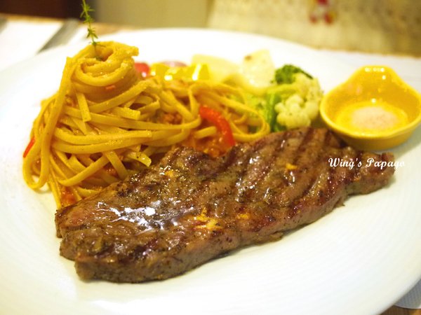 巷左轉：向左轉發現溫馨可愛小店。板橋「巷左轉」