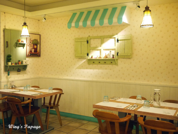 巷左轉：向左轉發現溫馨可愛小店。板橋「巷左轉」