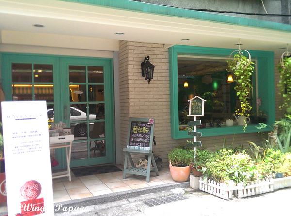 巷左轉：向左轉發現溫馨可愛小店。板橋「巷左轉」