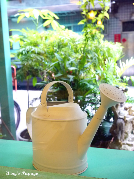 巷左轉：向左轉發現溫馨可愛小店。板橋「巷左轉」