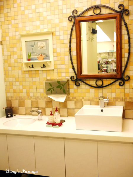 巷左轉：向左轉發現溫馨可愛小店。板橋「巷左轉」