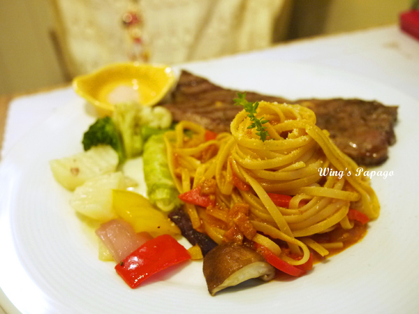 巷左轉：向左轉發現溫馨可愛小店。板橋「巷左轉」