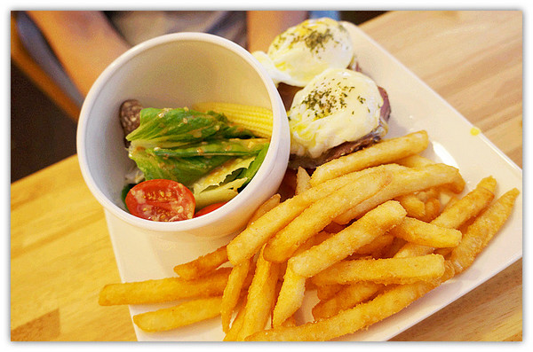 CHU HUA初花 BRUNCH COFFEE：永和♬巷弄裡的晨光悠閒早午餐，複合式烘培限量手作人氣吐司供應。初花brunch