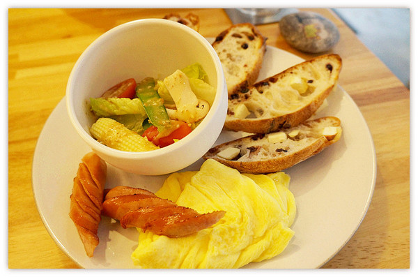 CHU HUA初花 BRUNCH COFFEE：永和♬巷弄裡的晨光悠閒早午餐，複合式烘培限量手作人氣吐司供應。初花brunch