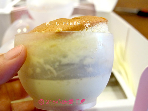 218巷味蕾工房手做西點蛋糕：（全台。宅配美食）『218巷味蕾工房』讓你吃到旗山在地香蕉甜點。（旗山香蕉捲）可可蛋糕和香蕉交織出迷人水果風味。（旗山巨蛋）軟綿蛋糕＆紅茶慕斯＆布丁 給你多重享受。