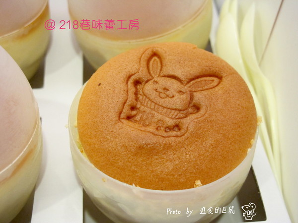 218巷味蕾工房手做西點蛋糕：（全台。宅配美食）『218巷味蕾工房』讓你吃到旗山在地香蕉甜點。（旗山香蕉捲）可可蛋糕和香蕉交織出迷人水果風味。（旗山巨蛋）軟綿蛋糕＆紅茶慕斯＆布丁 給你多重享受。
