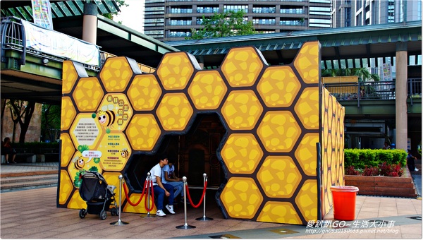 新北市市民廣場：【新北市/板橋】超大樂高疊疊樂~暑假小孩的聖地..千萬別錯過唷