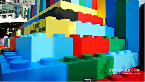 新北市市民廣場：【新北市/板橋】超大樂高疊疊樂~暑假小孩的聖地..千萬別錯過唷