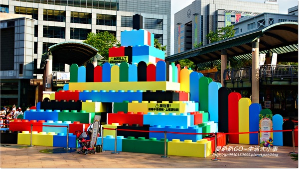 新北市市民廣場：【新北市/板橋】超大樂高疊疊樂~暑假小孩的聖地..千萬別錯過唷
