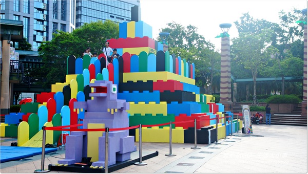 新北市市民廣場：【新北市/板橋】超大樂高疊疊樂~暑假小孩的聖地..千萬別錯過唷