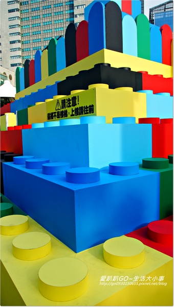 新北市市民廣場：【新北市/板橋】超大樂高疊疊樂~暑假小孩的聖地..千萬別錯過唷